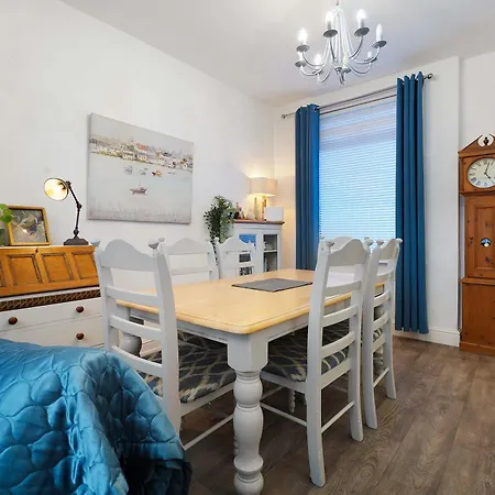 Coastal 3 Bed Ideal For Families & Contractors 레드카