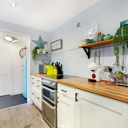 Coastal 3 Bed Ideal For Families & Contractors 펜션 레드카